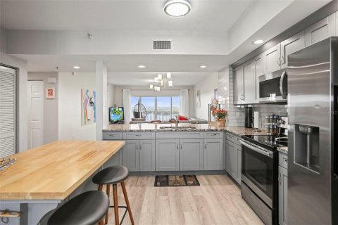 Condo in Saint Petersburg, Florida, 2 bedrooms № 2110264 - photo 3
