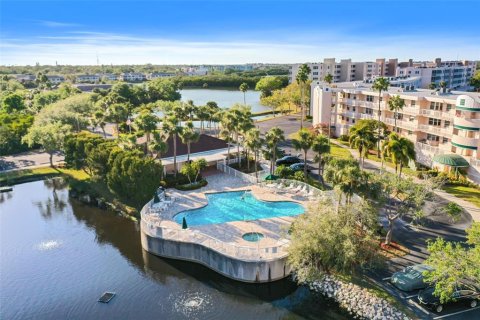Condo in Saint Petersburg, Florida, 2 bedrooms № 2110264 - photo 27