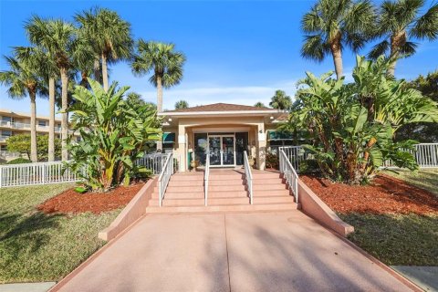 Condo in Saint Petersburg, Florida, 2 bedrooms № 2110264 - photo 26