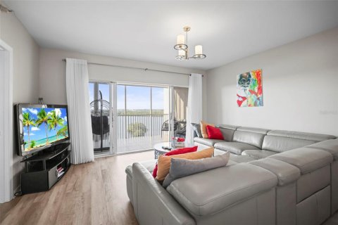 Condo in Saint Petersburg, Florida, 2 bedrooms № 2110264 - photo 20