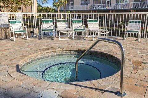 Condo in Saint Petersburg, Florida, 2 bedrooms № 2110264 - photo 29