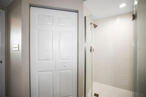 Condo in Saint Petersburg, Florida, 2 bedrooms № 2110264 - photo 9