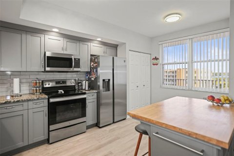Condo in Saint Petersburg, Florida, 2 bedrooms № 2110264 - photo 4