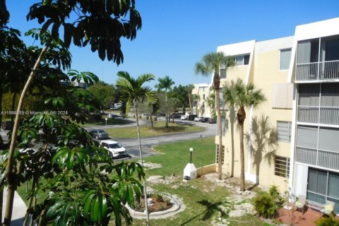 Condo in Miami, Florida, 1 bedroom № 1933561 - photo 16