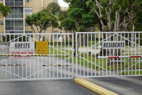 Condo in Miami, Florida, 1 bedroom № 1933561 - photo 7