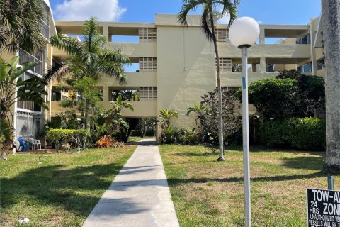 Condo in Miami, Florida, 1 bedroom № 1933561 - photo 2