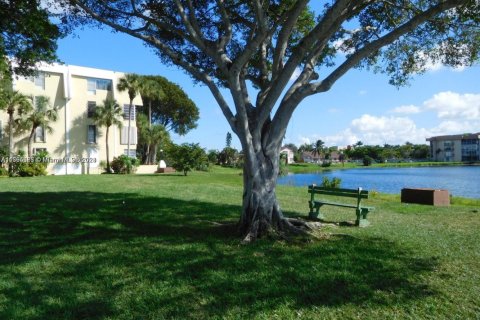 Condo in Miami, Florida, 1 bedroom № 1933561 - photo 15