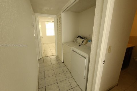 Touwnhouse à vendre à Lauderhill, Floride: 2 chambres, 93.18 m2 № 2024419 - photo 4