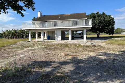 House in Homestead, Florida 2 bedrooms, 339.09 sq.m. № 2193100