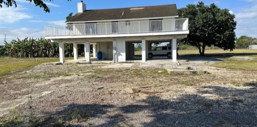 House in Homestead, Florida 2 bedrooms, 339.09 sq.m. № 2193100