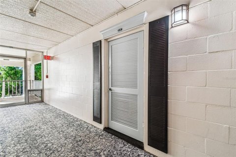 Condominio en alquiler en Tampa, Florida, 2 dormitorios, 86.96 m2 № 1888557 - foto 9