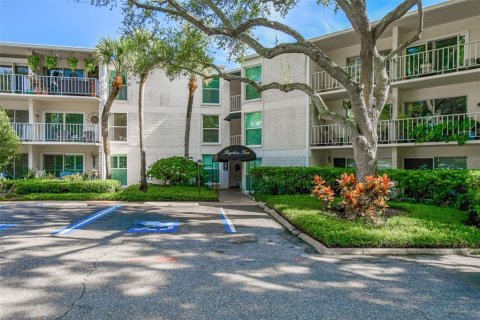 Condominio en alquiler en Tampa, Florida, 2 dormitorios, 86.96 m2 № 1888557 - foto 4