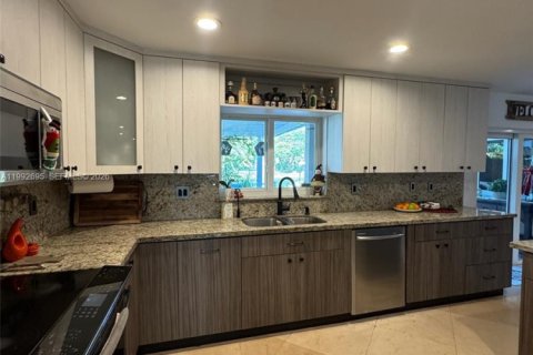 Villa ou maison à vendre à Doral, Floride: 4 chambres, 271.55 m2 № 2057059 - photo 12