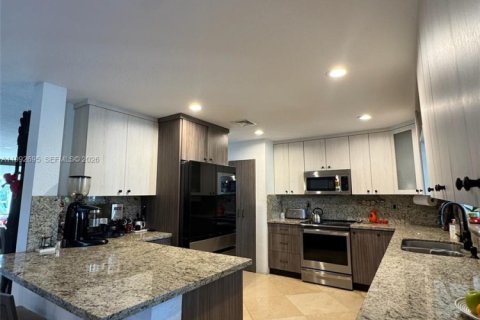 Villa ou maison à vendre à Doral, Floride: 4 chambres, 271.55 m2 № 2057059 - photo 10