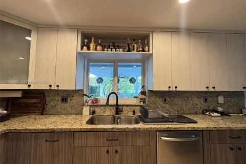 Villa ou maison à vendre à Doral, Floride: 4 chambres, 271.55 m2 № 2057059 - photo 13