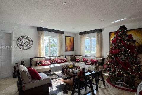 Villa ou maison à vendre à Doral, Floride: 4 chambres, 271.55 m2 № 2057059 - photo 4