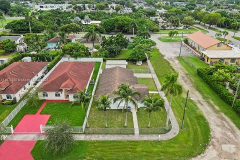 Casa en alquiler en Homestead, Florida, 4 dormitorios, 169.08 m2 № 1921732 - foto 3
