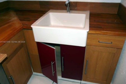 Casa en venta en Miami, Florida, 3 dormitorios, 72.46 m2 № 1995662 - foto 2