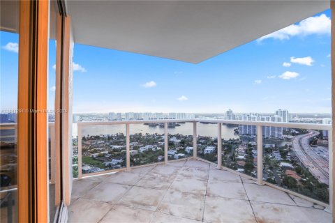 Condominio en alquiler en Sunny Isles Beach, Florida, 2 dormitorios, 176.51 m2 № 1832463 - foto 19