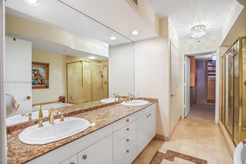 Condo in Sunny Isles Beach, Florida, 2 bedrooms  № 1832463 - photo 10