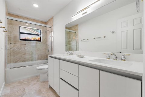 House in Boca Raton, Florida 3 bedrooms, 265.14 sq.m. № 1994411 - photo 16