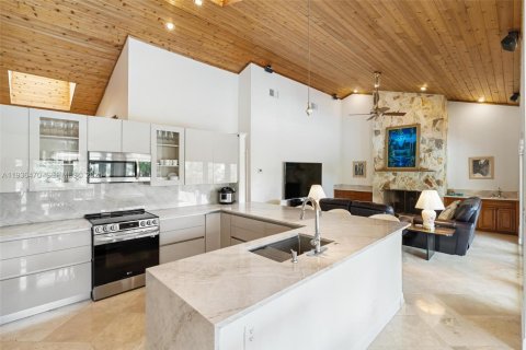 House in Boca Raton, Florida 3 bedrooms, 265.14 sq.m. № 1994411 - photo 7