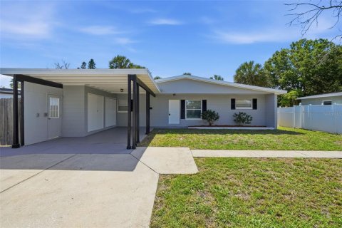 House in Saint Petersburg, Florida 3 bedrooms, 106.74 sq.m. № 2235495