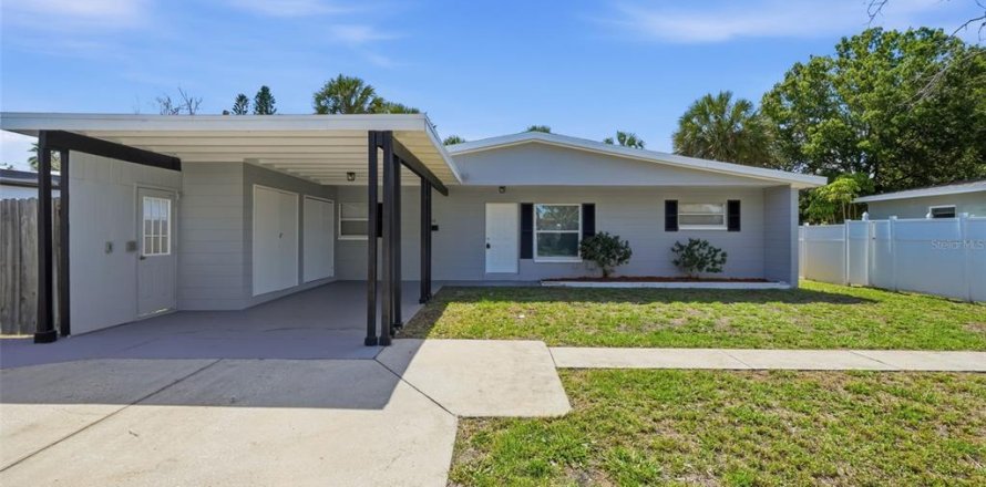 House in Saint Petersburg, Florida 3 bedrooms, 106.74 sq.m. № 2235495