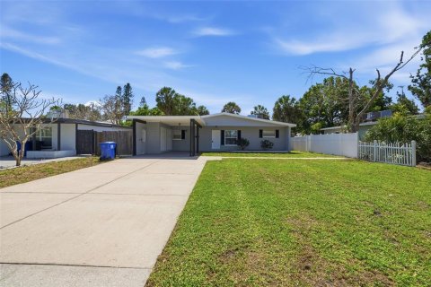 House in Saint Petersburg, Florida 3 bedrooms, 106.74 sq.m. № 2235495 - photo 2