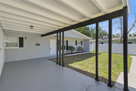 House in Saint Petersburg, Florida 3 bedrooms, 106.74 sq.m. № 2235495 - photo 4