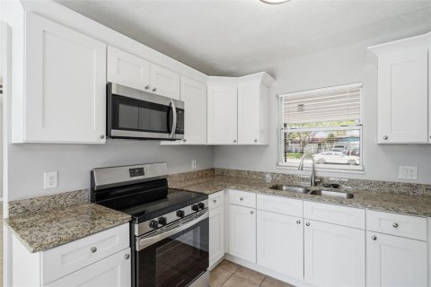House in Saint Petersburg, Florida 3 bedrooms, 106.74 sq.m. № 2235495 - photo 18