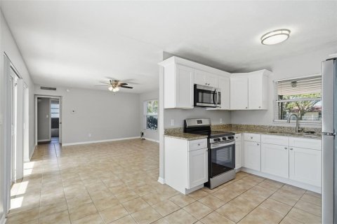 House in Saint Petersburg, Florida 3 bedrooms, 106.74 sq.m. № 2235495 - photo 20