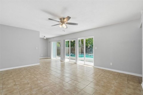 House in Saint Petersburg, Florida 3 bedrooms, 106.74 sq.m. № 2235495 - photo 12