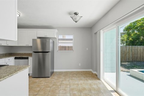 House in Saint Petersburg, Florida 3 bedrooms, 106.74 sq.m. № 2235495 - photo 15
