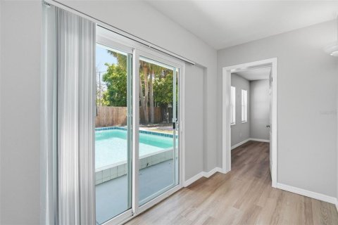 House in Saint Petersburg, Florida 3 bedrooms, 106.74 sq.m. № 2235495 - photo 14