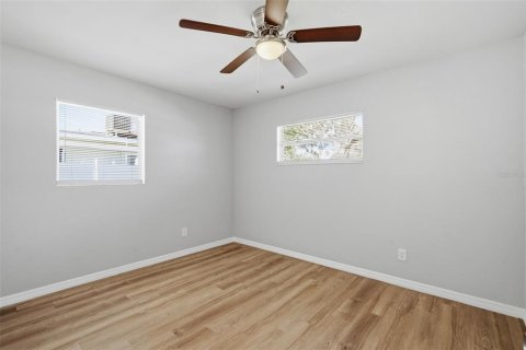 House in Saint Petersburg, Florida 3 bedrooms, 106.74 sq.m. № 2235495 - photo 21