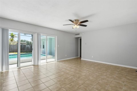 House in Saint Petersburg, Florida 3 bedrooms, 106.74 sq.m. № 2235495 - photo 13
