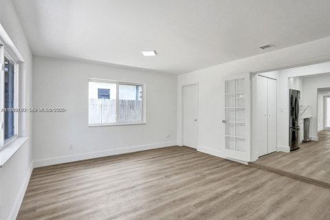 House in Fort Lauderdale, Florida 4 bedrooms, 188.96 sq.m. № 2023613 - photo 14