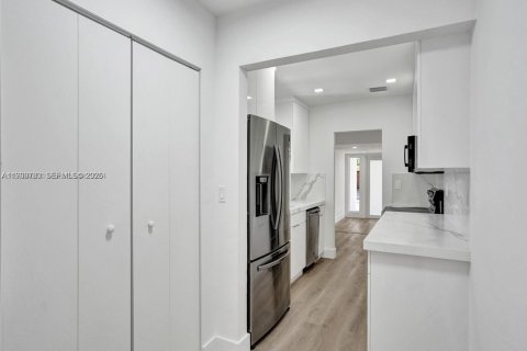 House in Fort Lauderdale, Florida 4 bedrooms, 188.96 sq.m. № 2023613 - photo 11