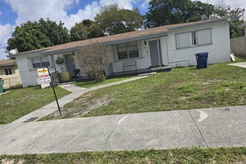 Immobilier commercial à vendre à Miami Gardens, Floride: 144.93 m2 № 2044255 - photo 3