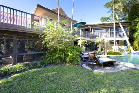 House in Lantana, Florida 5 bedrooms, 285.49 sq.m. № 1002744 - photo 1