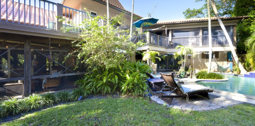 House in Lantana, Florida 5 bedrooms, 285.49 sq.m. № 1002744