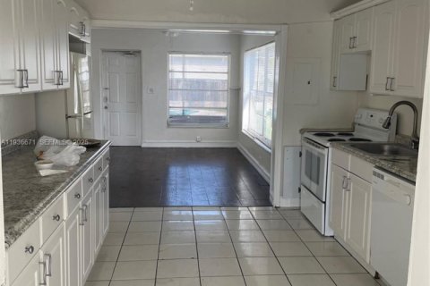 House in Hollywood, Florida 3 bedrooms, 106.65 sq.m. № 1994723 - photo 5