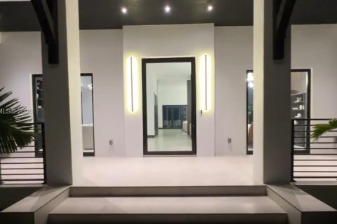 House in Pinecrest, Florida 5 bedrooms, 434.13 sq.m. № 2011735 - photo 23