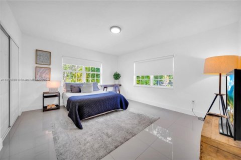 Villa ou maison à vendre à North Miami, Floride: 4 chambres, 187.48 m2 № 1951126 - photo 25