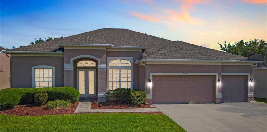 House in Orlando, Florida 5 bedrooms, 253.16 sq.m. № 2229093