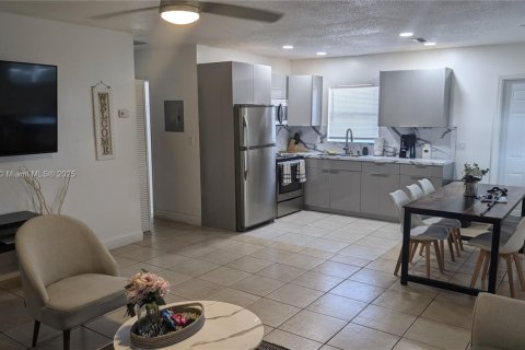 Villa ou maison à louer à Oakland Park, Floride: 2 chambres, 193.61 m2 № 1950010 - photo 3