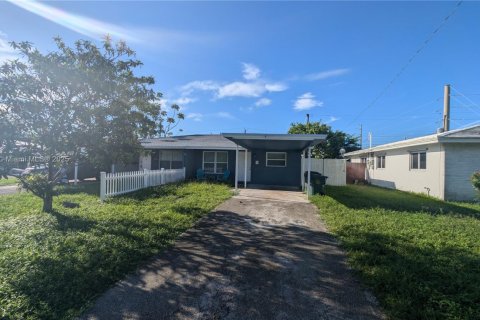 Villa ou maison à louer à Oakland Park, Floride: 2 chambres, 193.61 m2 № 1950010 - photo 1