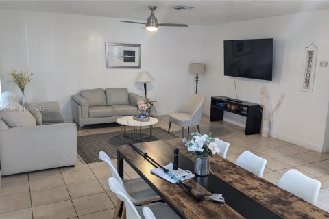 Villa ou maison à louer à Oakland Park, Floride: 2 chambres, 193.61 m2 № 1950010 - photo 9