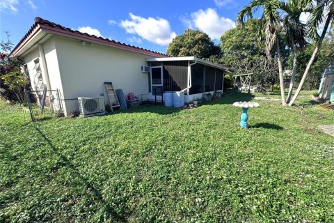 Propiedad comercial en venta en Dania Beach, Florida, 217.39 m2 № 2029574 - foto 30